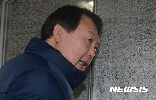 【서울=뉴시스】홍효식 기자 = 박근혜 정부의 최순실 등 민간인에 의한 국정농단 의혹 사건 규명을 위한 특별검사의 수사기간 만료일인 28일 오전 박영수 특검팀의 윤석열 수사팀장이 서울 강남구 대치동 특검 사무실로 출근하며 취재진의 질문에 답하고 있다. 2017.02.28. yesphoto@newsis.com