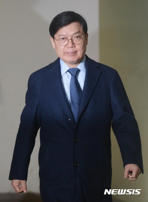 【서울=뉴시스】홍효식 기자 = 박근혜 정부의 최순실 등 민간인에 의한 국정농단 의혹 사건 규명을 위한 특별검사의 수사기간 만료일인 28일 오전 박영수 특검팀의 박충근 특검보가 서울 강남구 대치동 특검 사무실로 출근하고 있다. 2017.02.28. yesphoto@newsis.com