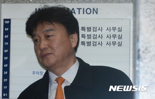 【서울=뉴시스】홍효식 기자 = 박근혜 정부의 최순실 등 민간인에 의한 국정농단 의혹 사건 규명을 위한 특별검사의 수사기간 만료일인 28일 오전 박영수 특검팀의 이용복 특검보가 서울 강남구 대치동 특검 사무실로 출근하고 있다. 2017.02.28. yesphoto@newsis.com