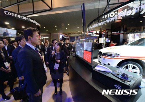 【바르셀로나(스페인)=뉴시스】사진공동취재단 = 스페인 바르셀로나에서 현지시간 27일부터 시작 된 '모바일 월드 콩그레스(MWC) 2017'에서 박정호 SK텔레콤 사장(설명자 왼쪽)이 SK텔레콤부스를 방문해 전시된 5G 커넥티드카를 살펴보고 있다. 2017.02.27. photo@newsis.com