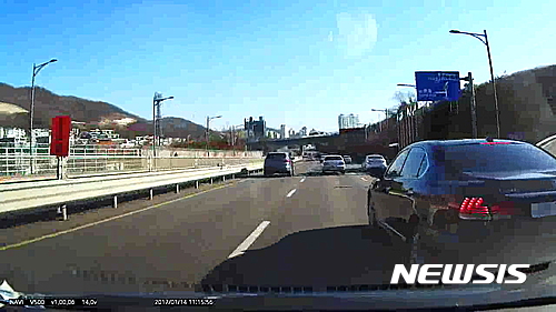 【의왕=뉴시스】김지호 기자 = 경기 의왕경찰서는 앞차 운전자가 자신을 보고 비웃었다고 오해하면서 보복운전을 한 혐의(특수협박)로 방모(57)씨 등 2명을 불구속 입건했다고 28일 밝혔다. 사진은 지난 14일 오전 11시10분께 의왕시 청계동 안양판교로에서 성남 방향으로 주행하면서 방씨(검은색 차량)가 보복운전을 하는 모습. (사진=경기 의왕경찰서 제공) photo@newsis.com