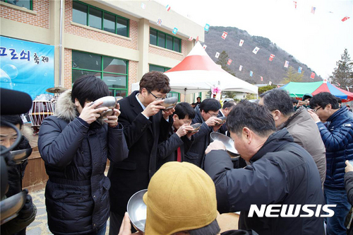 【양산=뉴시스】안지율 기자 = 28일 경남 양산시는 오는 3월4일부터 5일까지 이틀간 원동면 배내골 홍보관에서 제12회 배내골 고로쇠 한마당 축제를 개최한다. 사진은 지난해 축제모습. 2017.02.28. (사진=양산시 제공) photo@newsis.com