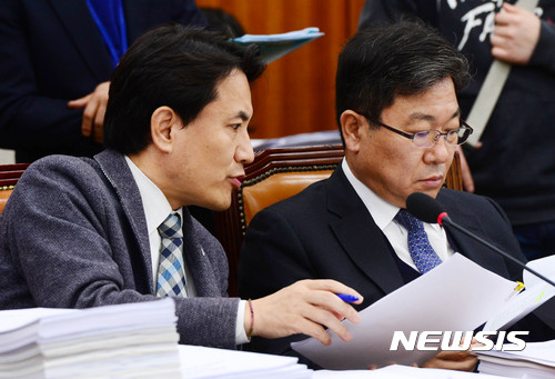 【서울=뉴시스】박주성 기자 = 자유한국당 김진태(왼쪽) 간사가 28일 오전 서울 여의도 국회 법제사법위원회 회의실에서 열린 전체회의에서 윤상직 의원과 이야기를 나누고 있다. 2017.02.28. park7691@newsis.com