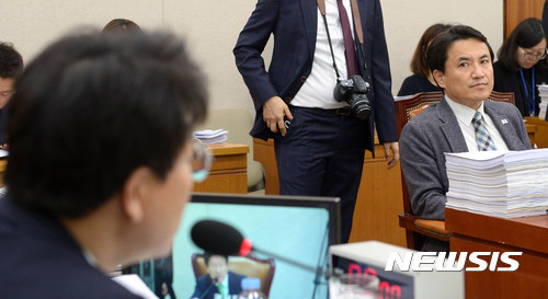 【서울=뉴시스】박주성 기자 = 자유한국당 김진태 간사가 28일 오전 서울 여의도 국회 법제사법위원회 회의실에서 열린 전체회의에 참석해 권성동 위원장을 바라보고 있다. 2017.02.28. park7691@newsis.com