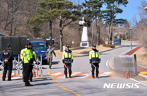 【성주=뉴시스】박홍식 기자 = 28일 오전 롯데와 국방부가 주한미군 사드(THAAD·고고도 미사일방어체계) 부지 교환계약을 한 가운데 경찰이 경북 성주군 초전면 롯데스카이힐 성주CC(성주골프장) 정문에서 출입을 통제하고 있다. 2017.02.28   phs6431@newsis.com   