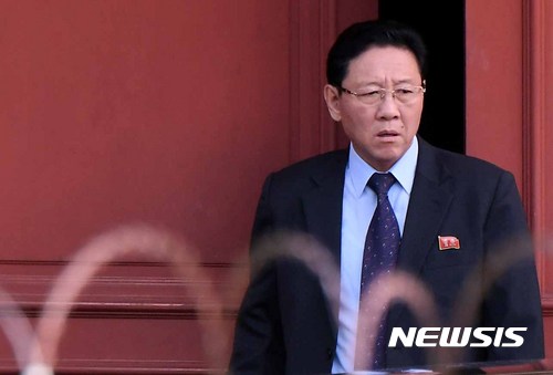 【쿠알라룸푸르(말레이시아)=뉴시스】조성봉 기자 = 북한 김정은 노동당 위원장의 이복형 김정남 피살 사건 발생 보름째인 28일 오후 (현지시각) 말레이시아 쿠알라룸푸르 북한대사관에서 강철 대사가 차를 타기 위해 밖으로 나오고 있다. 강철 대사는 지난 20일 말레이시아 외교부에 초치됐다가 대사관으로 들어간 후 8일만에 카메라에 포착됐다. 2017.02.28. suncho21@newsis.com