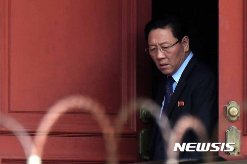 【쿠알라룸푸르(말레이시아)=뉴시스】조성봉 기자 = 북한 김정은 노동당 위원장의 이복형 김정남 피살 사건 발생 보름째인 28일 오후 (현지시각) 말레이시아 쿠알라룸푸르 북한대사관에서 강철 대사가 차를 타기 위해 밖으로 나오고 있다. 강철 대사는 지난 20일 말레이시아 외교부에 초치됐다가 대사관으로 들어간 후 8일만에 카메라에 포착됐다. 2017.02.28. suncho21@newsis.com