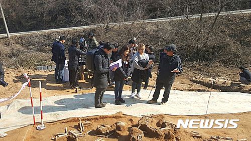 【진주=뉴시스】정경규 기자 = 한국전쟁기 민간인 학살 유해발굴 공동조사단 박선주 단장은 28일 경남 진주시 명석면 용산리 용산고개 한국전쟁때 민간인 집단 학살 2차 유해발굴 현장에서 설명회를 갖고있다. 공동조사단은 이날 민간차원의 2차 발굴작업에서 최소 27구의 유해를 발굴했다고 밝혔다.2017.02.28. jkgyu@newsis.com