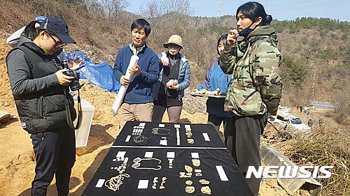 【진주=뉴시스】정경규 기자 = 한국전쟁기 민간인 학살 유해발굴 공동조사단 박선주 단장은 28일 경남 진주시 명석면 용산리 용산고개 한국전쟁때 민간인 집단 학살 2차 유해발굴 현장에서 설명회를 갖고있다. 공동조사단은 이날 민간차원의 2차 발굴작업에서 버클 등 유품 32점이 출토됐다고 밝혔다.2017.02.28. jkgyu@newsis.com