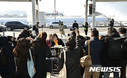 【인천공항=뉴시스】홍찬선 기자 = 스타들의 출입국 장면을 보기 위해 몰려든 팬들로 인천공항 출국장 출입문 앞이 극심한 혼잡을 빚고 있다. 2018.10.18. mania@newsis.com