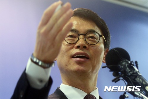 【서울=뉴시스】홍효식 기자 = 박근혜 정부의 최순실 등 민간인에 의한 국정농단 의혹 사건 규명을 위한 특별검사의 수사기간 만료일인 28일 오후 박영수 특검팀의 대변인인 이규철 특검보가 서울 강남구 대치동 특검 기자실에서 마지막 정례 브리핑을 하고 있다. 2017.02.28. yesphoto@newsis.com