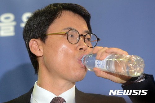 【서울=뉴시스】홍효식 기자 = 박근혜 정부의 최순실 등 민간인에 의한 국정농단 의혹 사건 규명을 위한 특별검사의 수사기간 만료일인 28일 오후 박영수 특검팀의 대변인인 이규철 특검보가 서울 강남구 대치동 특검 기자실에서 마지막 정례 브리핑을 하며 물을 마시고 있다. 2017.02.28. yesphoto@newsis.com