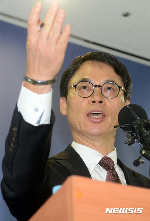 【서울=뉴시스】홍효식 기자 = 박근혜 정부의 최순실 등 민간인에 의한 국정농단 의혹 사건 규명을 위한 특별검사의 수사기간 만료일인 28일 오후 박영수 특검팀의 대변인인 이규철 특검보가 서울 강남구 대치동 특검 기자실에서 마지막 정례 브리핑을 하고 있다. 2017.02.28.  yesphoto@newsis.com