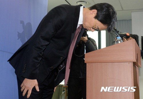 【서울=뉴시스】홍효식 기자 = 박근혜 정부의 최순실 등 민간인에 의한 국정농단 의혹 사건 규명을 위한 특별검사의 수사기간 만료일인 28일 오후 박영수 특검팀의 대변인인 이규철 특검보가 서울 강남구 대치동 특검 기자실에서 열린 마지막 정례 브리핑에 앞서 인사하고 있다. 2017.02.28. yesphoto@newsis.com