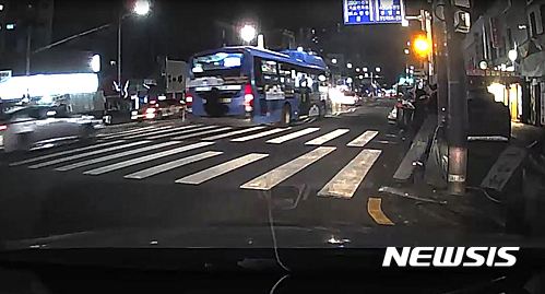 【서울=뉴시스】심동준 기자 = 서울 혜화경찰서는 28일 오전 0시15분께 종로구 창신동 흥인지문 인근 횡단보도에서 버스에 끌려가던 취객을 구조했다. (사진 = 혜화경찰서 제공) 2017.02.28&nbsp; s.won@newsis.com