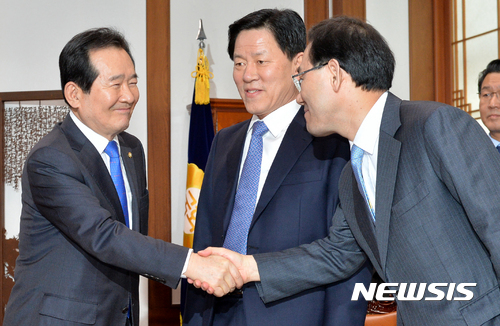 【서울=뉴시스】배훈식 기자 = 28일 오후 서울 여의도 국회 의장실에서 정세균(왼쪽) 의장이 바른정당 주호영 원내대표와 악수하고 있다. 가운데는 국민의당 주승용 원내대표. 2017.02.28. dahora83@newsis.com