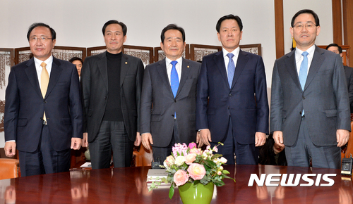 【서울=뉴시스】배훈식 기자 = 28일 오후 서울 여의도 국회 의장실에서 정세균(왼쪽 세번째) 의장과 야4당 원내대표가 회동에 앞서 기념촬영을 하고 있다. 왼쪽부터 정의당 노회찬, 더불어민주당 우상호, 정 의장, 국민의당 주승용, 바른정당 주호영 원내대표. 2017.02.28. dahora83@newsis.com