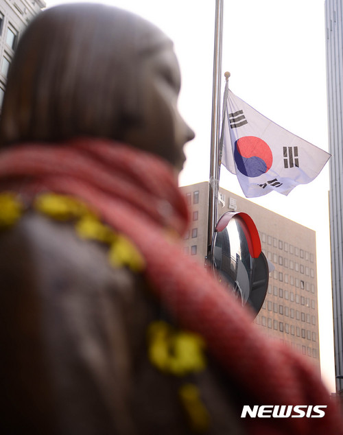 【서울=뉴시스】추상철 기자 = 3.1절을 하루 앞둔 28일 오후 서울 종로구 구 일본대사관 앞 평화의 소녀상 뒤로 태극기가 펄럭이고 있다. 2017.02.28. scchoo@newsis.com