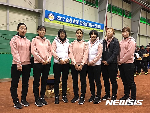 【옥천=뉴시스】이성기 기자 = 28일 오후 충북 옥천군청 정구팀이 전북 순창에서 열린 춘계 한국실업정구연맹전에서 단체전 준우승을 차지한 뒤 기념촬영을 하고 있다.2017.02.28(사진=옥천군 제공)&nbsp; sklee@newsis.com 