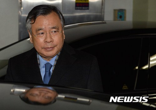【서울=뉴시스】고승민 기자 = 박근혜 정부의 최순실 등 민간인에 의한 국정농단 의혹 사건 규명을 위한 특별검사의 수사기간 만료일인 28일 저녁 박영수 특별검사가 서울 강남구 대치동 특검을 나서고 있다. 2017.02.28. kkssmm99@newsis.com