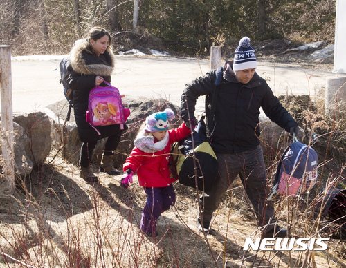 【AP/뉴시스】 =&nbsp; 지난 달 28일 뉴욕에서 캐나다로 국경을 넘어 들어오는 미국의 콜롬비아 출신 난민 가족.&nbsp; 트럼프의 반 이민 행정명령 이후 엄청난 이민의 물결이 캐나다로 들어오고 있지만 캐나다인들의 미국 여행은 급격히 줄어들고 있다. 캐나다 걸가이드와 각급 학교들도 학생들의 안전을 위해 미국 수학여행등 단체 여행을 금지시켰다.&nbsp;&nbsp; 