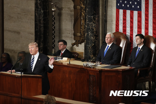 【워싱턴=AP/뉴시스】도널드 트럼프 미국 대통령이 28일(현지시간) 워싱턴 상하원 합동의회에서 임기 첫 연설을 하고 있다. 2017.03.01 