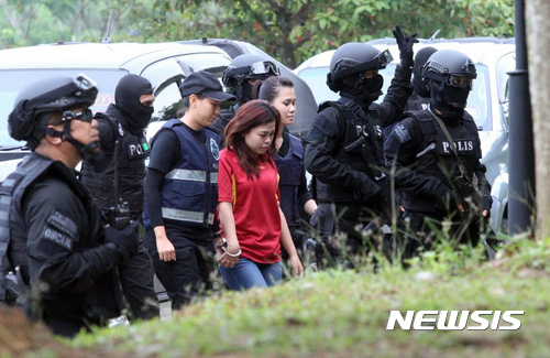 【세팡=AP/뉴시스】김정남을 암살하는데 직접 가담한 인도네시아 여성 시티 아이샤(가운데)가 1일 경찰의 삼엄한 경호를 받으면서 세팡 법원에 출두하고 있다. 아이샤는 이날 공범인 베트남 여성 도안 티 흐엉과 함께 정식 기소됐다. 2017.03.01