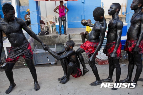 【AP/뉴시스】 = 지난 달 28일 벌어진 아이티 레 카예의 축제에 참가한 원주민들.  아이티 남부 해안의 오지  코트 데 페르에 국제구호단체의 새 자선병원이 세워져 의료혜택을 못받던 주민 5만여명이 진료를 받을 수 있게 되었다. 