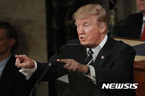 【워싱턴=AP/뉴시스】도널드 트럼프 미국 대통령이 28일(현지시간) 워싱턴 상하원 합동의회에서 임기 첫 연설을 하고 있다. 2017.03.01 