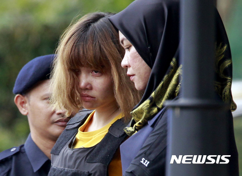【세팡=AP/뉴시스】김정남 암살 용의자인 베트남 여성 도안 티 흐엉이 1일 세팡 법원을 나서고 있다. 도안 티 흐엉은 이날 공범인 인도네시아 여성 시티 아이샤와 함께 정식으로 기소됐다. 2017.03.01