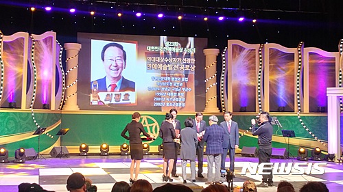 【고성(경남)=뉴시스】신정철 기자 = 최평호 경남 고성군수가 지난 28일 경기도 부천시민회관에서 열린 ‘제23회 대한민국 연예예술상 시상식’에서 공로상을 수상(사진)했다. 최 군수는 고성오광대·고성농요 등 무형문화재 공연 장려, 디카시 페스티벌 등 향토색 진한 문화 예술행사 개최, 무료 영화 상영 등을 통해 지역 문화예술 저변확대에 기여한 공로가 인정됐다. 2017.03.01.(사진=고성군 제공) photo@newsis.com