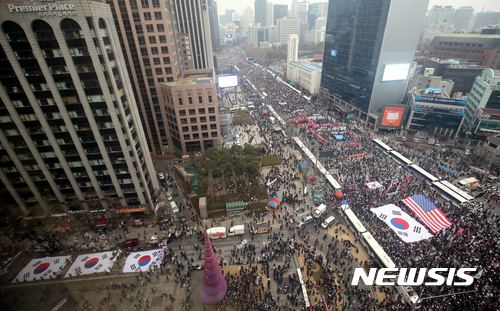 【서울=뉴시스】사진공동취재단 = 제98회 3·1절인 1일 오전 서울 중구 세종대로 일대에서 탄핵기각을 위한 국민총궐기 운동본부(탄기국) 주최로 열린 박근혜 대통령 탄핵 반대 집회가 열리고 있다. 2017.03.01. photo@newsis.com