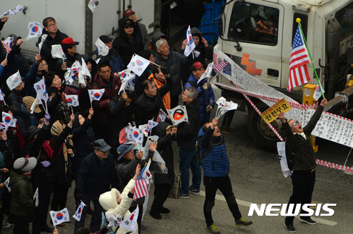 【서울=뉴시스】사진공동취재단 = 제98회 3·1절인 1일 오전 서울 중구 세종대로 일대에서 탄핵기각을 위한 국민총궐기 운동본부(탄기국) 주최로 열린 박근혜 대통령 탄핵 반대 집회에서 참가자들이 태극기를 들고 구호를 외치고 있다. 2017.03.01. photo@newsis.com