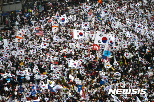 【서울=뉴시스】사진공동취재단 = 제98회 3·1절인 1일 오전 서울 중구 세종대로 일대에서 탄핵기각을 위한 국민총궐기 운동본부(탄기국) 주최로 열린 박근혜 대통령 탄핵 반대 집회가 열리고 있다. 2017.03.01. photo@newsis.com