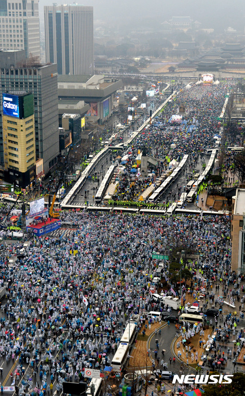 【서울=뉴시스】사진공동취재단 = 3.1절인 1일 서울광장과 광화문 인근 등 서울 도심에서 '대통령 탄핵 기각을 위한 국민총궐기 운동본부(탄기국)' 주최로 박근혜 대통령 탄핵 반대 집회가 열리고 있는 가운데 광화문광장 일대에 탄핵을 촉구하는 '박근헤 퇴진 18차 범국민행동의 날' 집회 참가자들이 모이고 있다. 2017.03.01. photo@newsis.com