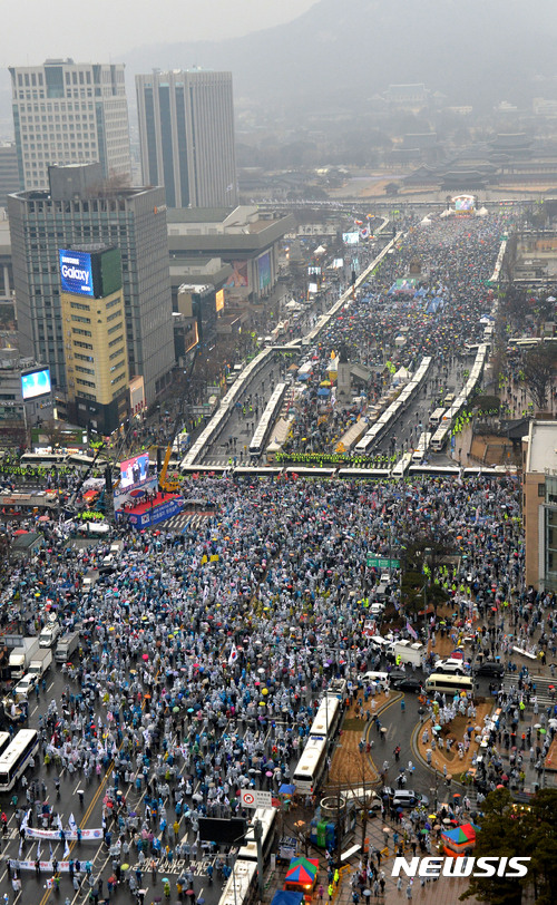 【서울=뉴시스】사진공동취재단 = 3.1절인 1일 서울광장과 광화문 인근 등 서울 도심에서 '대통령 탄핵 기각을 위한 국민총궐기 운동본부(탄기국)' 주최로 박근혜 대통령 탄핵 반대 집회가 열리고 있는 가운데 광화문광장 일대에 탄핵을 촉구하는 '박근헤 퇴진 18차 범국민행동의 날' 집회 참가자들이 모이고 있다. 2017.03.01. photo@newsis.com