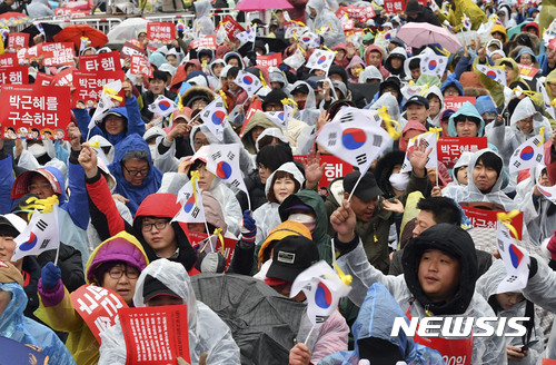 【서울=뉴시스】최동준 기자 = 1일 서울 광화문 광장에서 열린 박근혜 대통령 탄핵 촉구 촛불집회에서 참석자들이 구호를 외치고 있다. 2017.03.01.&nbsp; photocdj@newsis.com