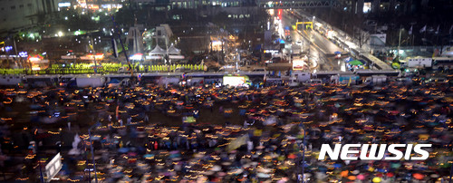 【서울=뉴시스】박주성 기자 = 제98회 3·1절인 1일 오후 서울 중구 세종대로 광화문 광장에서 열린 '박근혜 구속 만세! 탄핵인용 만세! 박근혜 퇴진 18차 범국민행동의 날' 집회를 마친 시민들이 청와대 방면으로 행진을 하고 있다. 2017.03.01. park7691@newsis.com