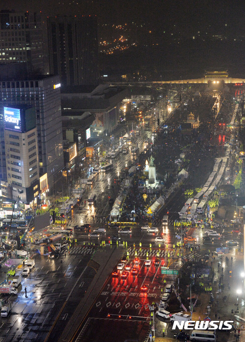 【서울=뉴시스】사진공동취재단 = 박근혜정권 퇴진 비상국민행동’(퇴진행동)은 1일 오후 서울 광화문광장에서 '박근혜 퇴진 3.1절 맞이 18차 범국민행동의 날' 촛불집회를 열고 있다. 2017.03.01.&nbsp; photo@newsis.com