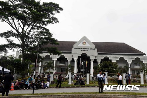 【세팡(말레이시아)=뉴시스】조성봉 기자 = 1일 오전 (현지시각) 말레이시아 세팡 법원 앞에서 취재진이 김정남 살해 혐의로 검찰에 기소된 도안 티 흐엉(베트남)과 시티 아이샤(인도네시아) 를 취재하기 위해 대기하고 있다. 흐엉과 아이샤는 지난 2월 13일 말레이시아 쿠알라룸푸르 공항에서 김정은 북한 노동당 위원장의 이복형 김정남의 얼굴에 신경작용제 VX를 묻히며 살인에 직접 관여한 혐의를 받고 있다. 2017.03.01. suncho21@newsis.com