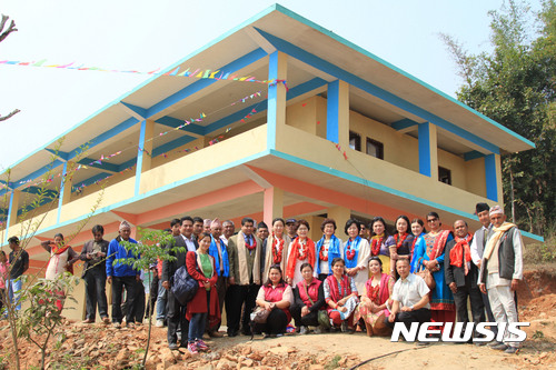 【서울=뉴시스】1일(현지시각) 네팔 고르카 지역에서 열린 네팔 희망학교 짓기 프로젝트 희망학교 준공식에서 문연아 세계평화여성연합 회장이 관계자들과 기념촬영을 하고 있다. 2017.03.02. (사진=세계평화여성연합 제공)&nbsp; photo@newsis.com
