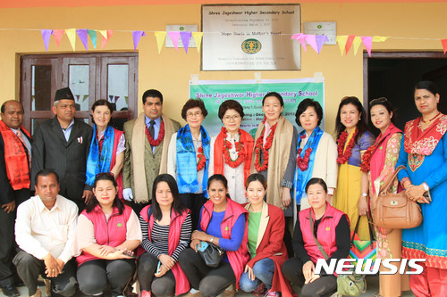 【서울=뉴시스】1일(현지시각) 네팔 고르카 지역에서 열린 네팔 희망학교 짓기 프로젝트 희망학교 준공식에서 문연아 세계평화여성연합 회장이 관계자들과 기념촬영을 하고 있다. 2017.03.02. (사진=세계평화여성연합 제공)&nbsp; photo@newsis.com