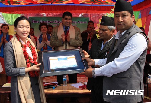 【서울=뉴시스】1일(현지시각) 네팔 고르카 지역에서 열린 네팔 희망학교 짓기 프로젝트 희망학교 준공식에서 문연아 세계평화여성연합 회장이 관계자로부터 감사장을 전달받고 있다. 2017.03.02. (사진=세계평화여성연합 제공)&nbsp; photo@newsis.com