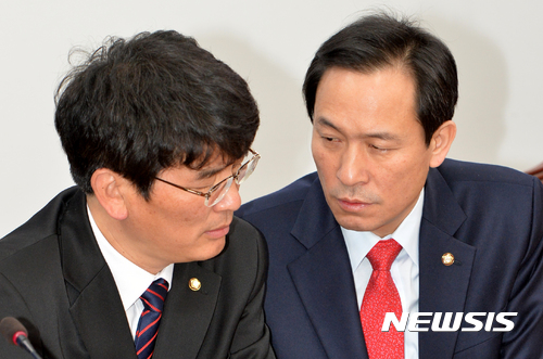 【서울=뉴시스】배훈식 기자 = 2일 오전 서울 여의도 국회 더불어민주당 원내대표실에서 열린 정책조정회의에 참석한 우상호(오른쪽) 원내대표가 박완주 원내수석부대표와 대화하고 있다. 2017.03.02.&nbsp; dahora83@newsis.com