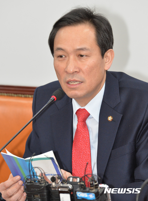 【서울=뉴시스】배훈식 기자 = 2일 오전 서울 여의도 국회 더불어민주당 원내대표실에서 열린 정책조정회의에 참석한 우상호 원내대표가 모두발언하고 있다. 우 원내대표는 3.1절에 광화문 거리가 탄핵 찬성하는 국민들과 반대하는 국민들이 정면 격돌하는 모양을 보였다며 정치권이 갈등을 해소하고 그 다음 정치일정을 순탄하게 가동할지 진지하게 고민할 때라고 생각한다고 말했다. 2017.03.02. dahora83@newsis.com