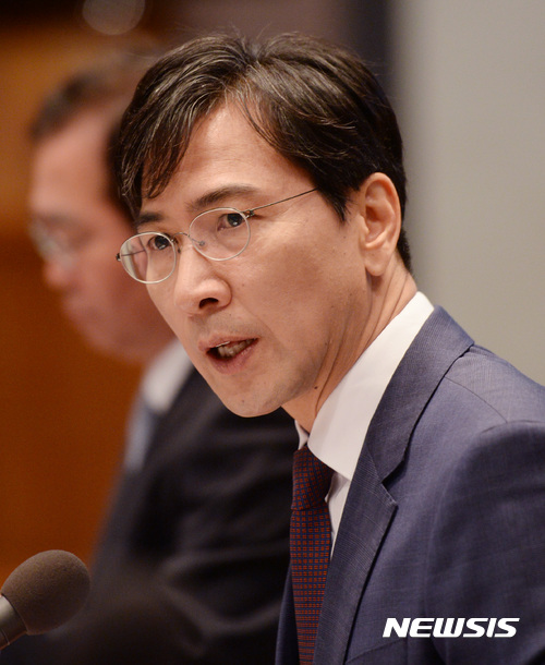 【서울=뉴시스】김진아 기자 = 안희정 충남지사가 2일 오전 서울 중구 프레스센터에서 열린 안희정 충남지사 초청 편집인협회 세미나에 참석해 발언하고 있다. 2017.03.02. bluesoda@newsis.com