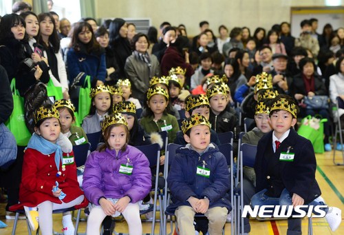 【부산=뉴시스】 하경민 기자 = 2일 오전 부산 해운대구 해원초등학교에서 열린 입학식에 참가한 신입생들이 왕관을 쓴 채 자리에 앉아 있다. 2017.03.02.&nbsp; yulnetphoto@newsis.com