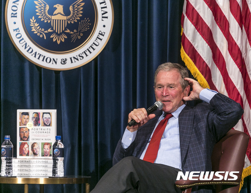 【시미밸리=AP/뉴시스】조지 W 부시 전 미국 대통령이 2017년 3월1일 캘리포니아주 시미밸리에 있는 로널드 레이건 도서관에서 자신의 초상화집인 '용기의 초상화:미국 전사들에게 보내는 최고사령관의 경의' 출간에 관해 설명하고 있다. 부시 전 미 대통령은 20일(현지시간) 공화당에 대해 고립주의적이고 보호주의적이며 어느 정도는 이민배척주의적라고 말했다고 CNN이 보도했다. 2021.4.21