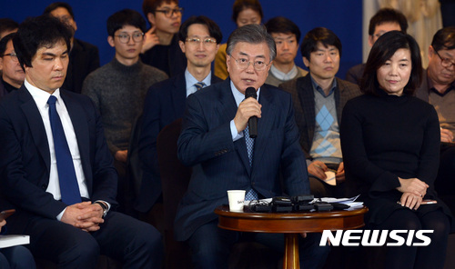 【서울=뉴시스】이영환 기자 = 문재인 더불어민주당 전 대표가 2일 오후 서울 구로구 지밸리컨벤션센터에서 열린 '민간이 만드는 좋은 일자리 ICT 현장 리더들과의 대화'에 참석해 인사말을 하고 있다. 왼쪽부터 유웅환 전 인텔 수석매니저, 문재인 전 대표, 전현경 데이터소프트 대표. 2017.03.02.&nbsp; 20hwan@newsis.com