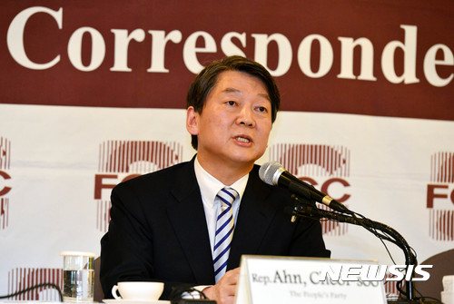 【서울=뉴시스】박진희 기자 = 안철수 국민의당&nbsp; 전 대표가 2일 오후 서울 중구 한국프레스센터에서 서울외신기자클럽 초청 커피 브리핑에 참석하여 질의에 답변하고 있다. 2017.03.02.&nbsp; pak7130@newsis.com